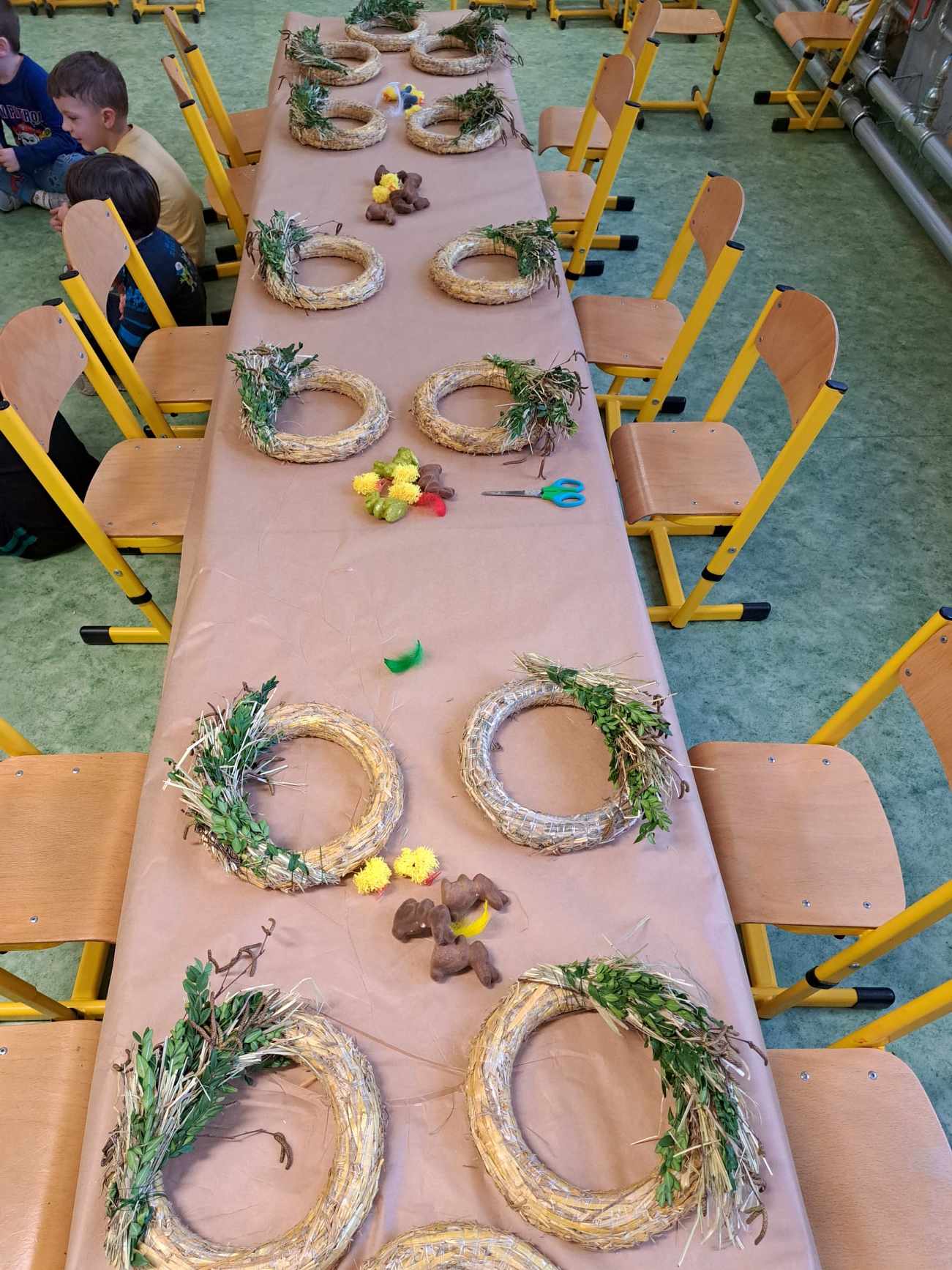 zdjęcie wianków zrobionych przez przedszkolaki