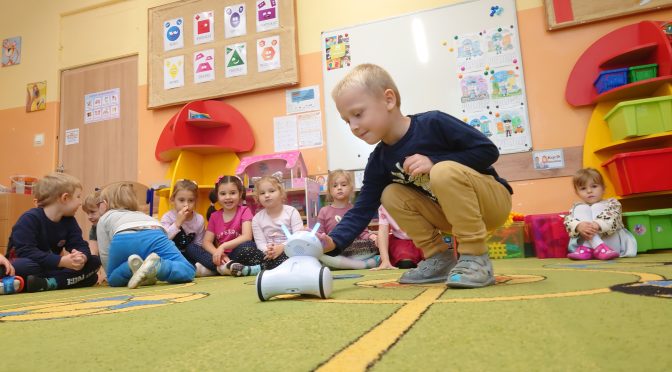 dzieci podczas zabawy w przedszkolu